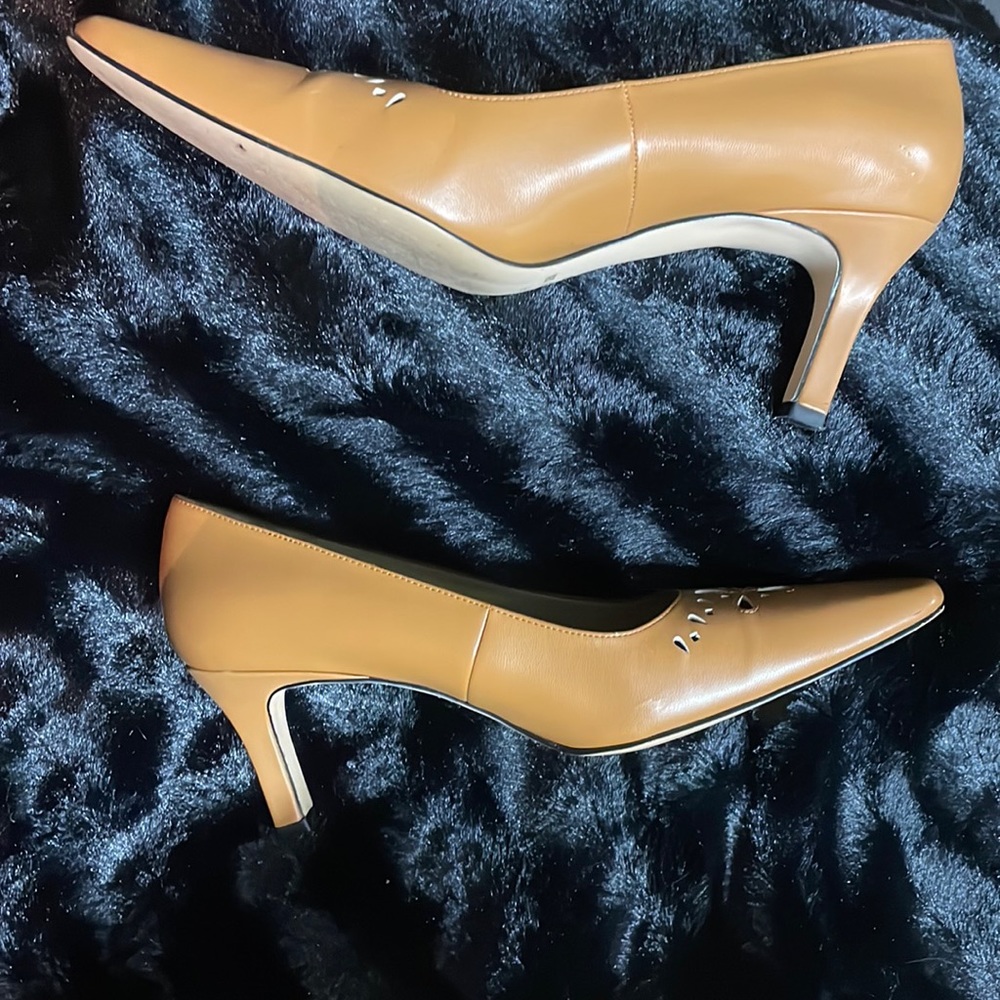 Carriage court camel 3” heel. Excellent condition